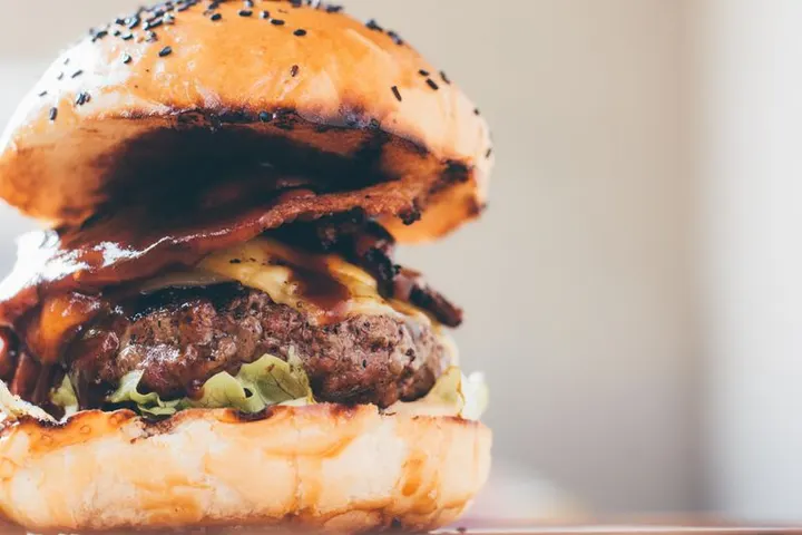 Hamburguesa con queso y tocino; foto de referencia para reels de hamburgueserías
