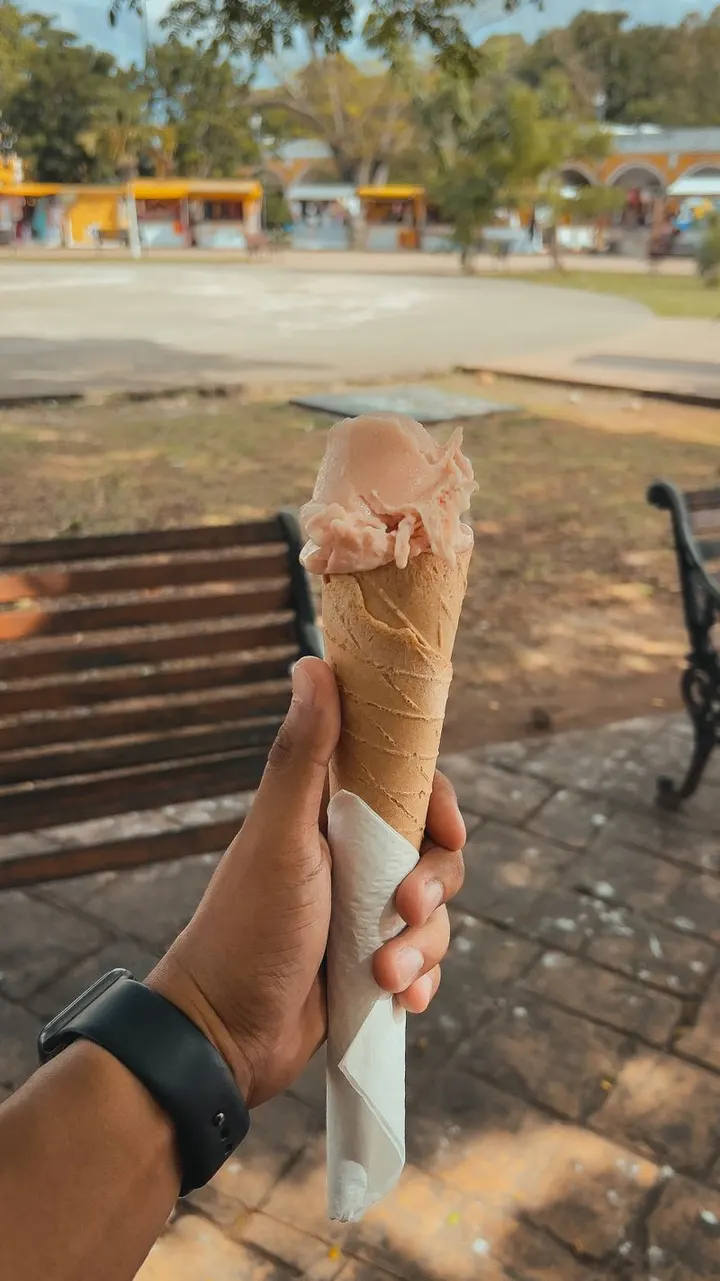Cono de helado servido a mano; foto de referencia para videos de heladerías