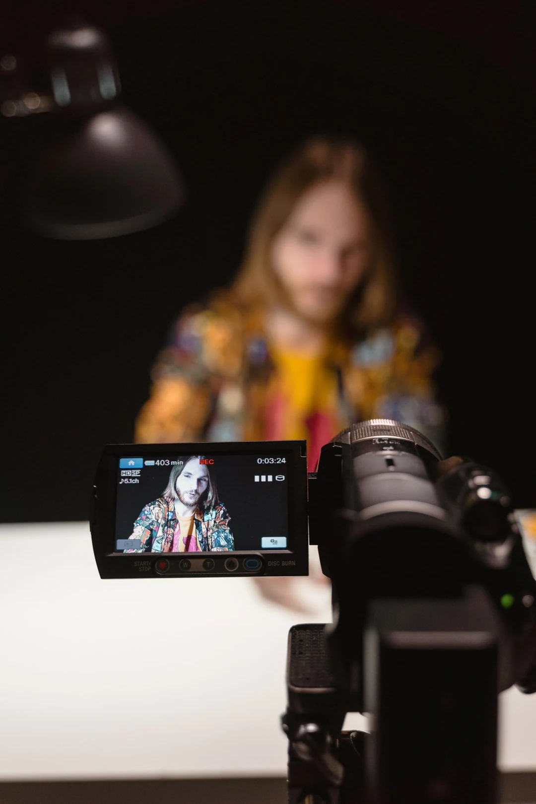 Una cámara grabando una explicación a cámara; foto de referencia.