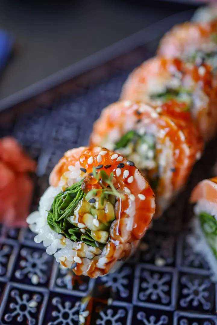 Rollos de sushi con salmón y salsa; foto de referencia para videos de restaurantes