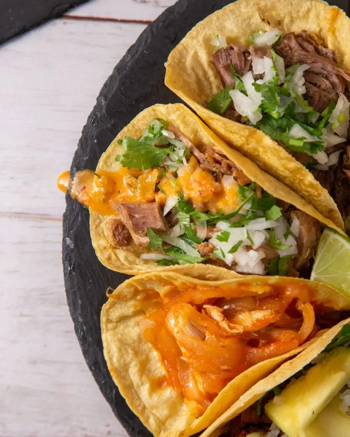 Tacos con carne, cilantro y salsa; foto de referencia para videos de taquerías
